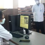 Dean-interacting-with-students-Teleconferencing