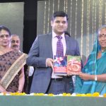 sarchitnis madam felicitating Chief guest Mr Rajat Sharma